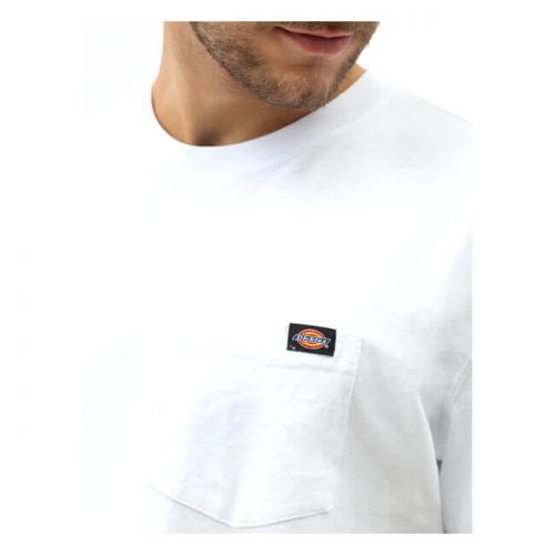 Camiseta de la marca Dickies fabricada en algodón 100x100 con bolsillo delantero y etiqueta tipo clip con logo de la marca