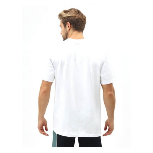 Camiseta de la marca Dickies fabricada en algodón 100x100 con bolsillo delantero y etiqueta tipo clip con logo de la marca